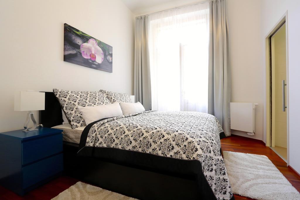 Luxurious In Parizska Street Appartamento Praga